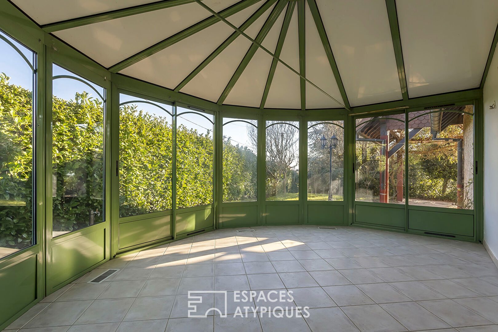 Maison de caractère de plain-pied avec piscine et vue dégagée