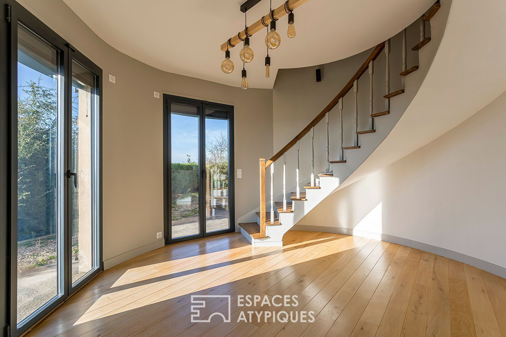 Maison de caractère de plain-pied avec piscine et vue dégagée