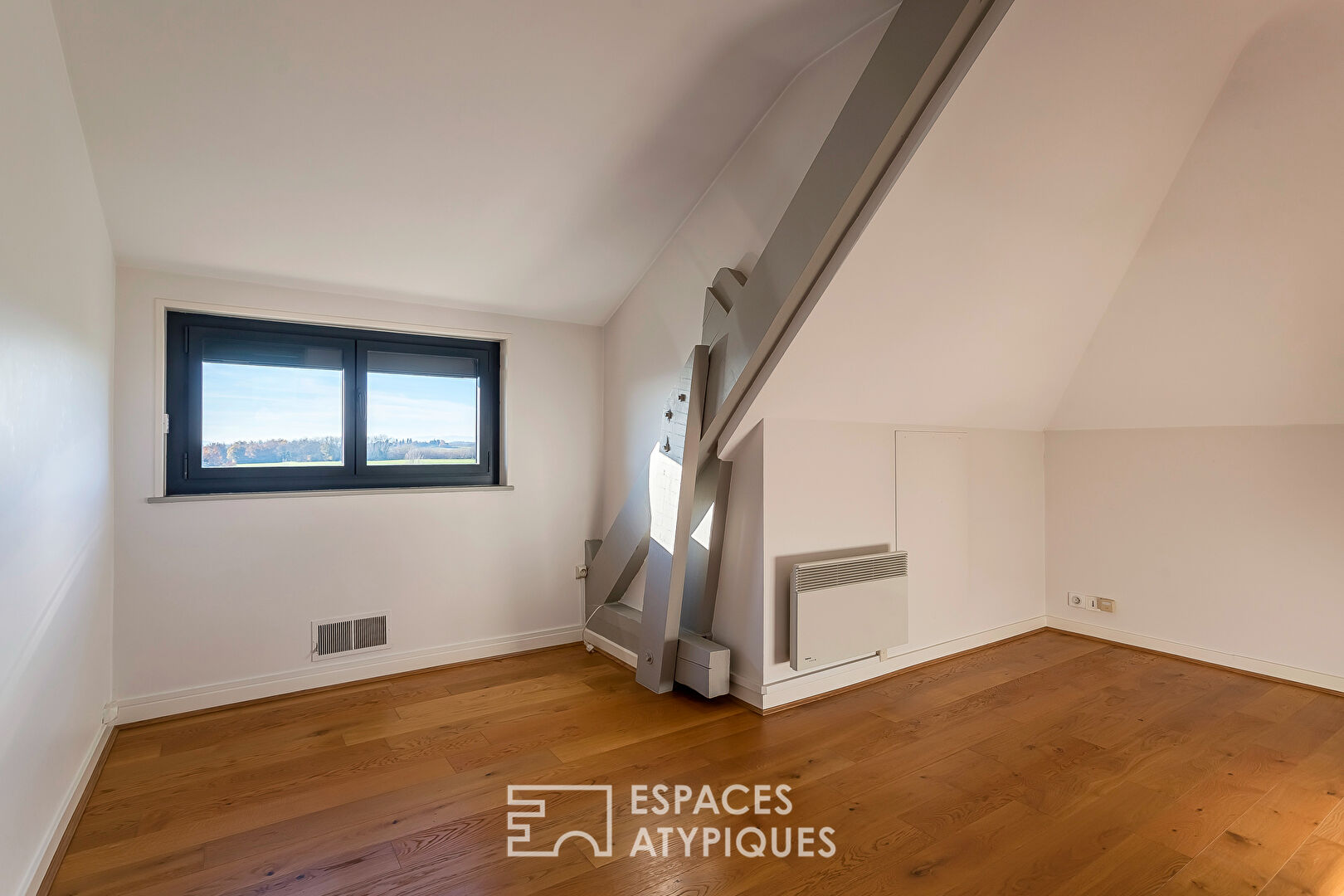 Maison de caractère de plain-pied avec piscine et vue dégagée