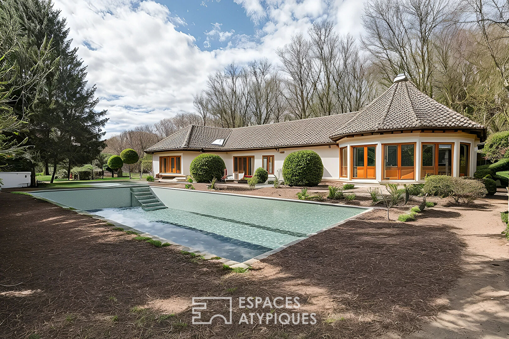 Maison hors norme de plain-pied avec jardin et piscine