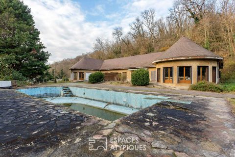 Maison hors norme de plain-pied avec jardin et piscine