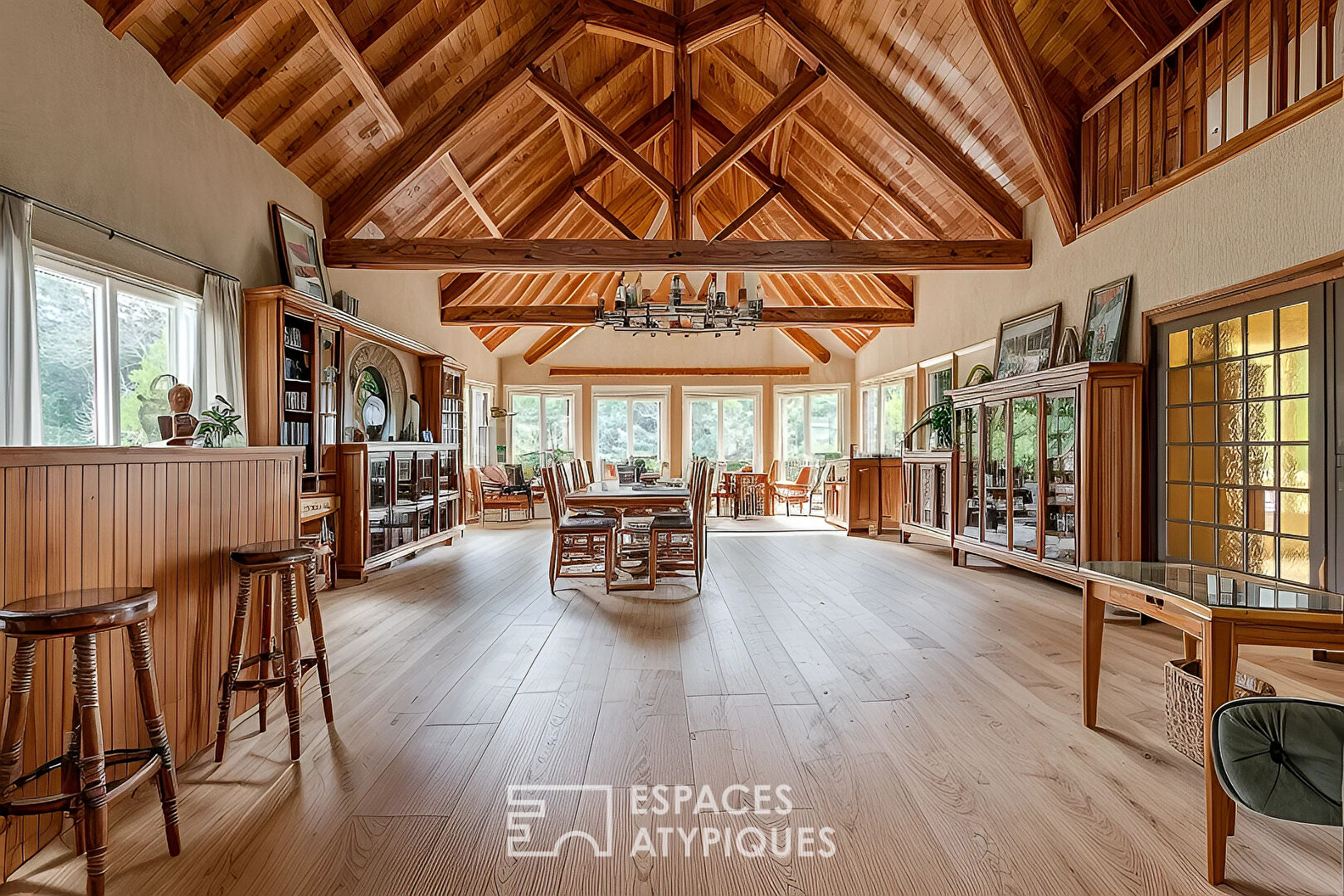 Maison hors norme de plain-pied avec jardin et piscine