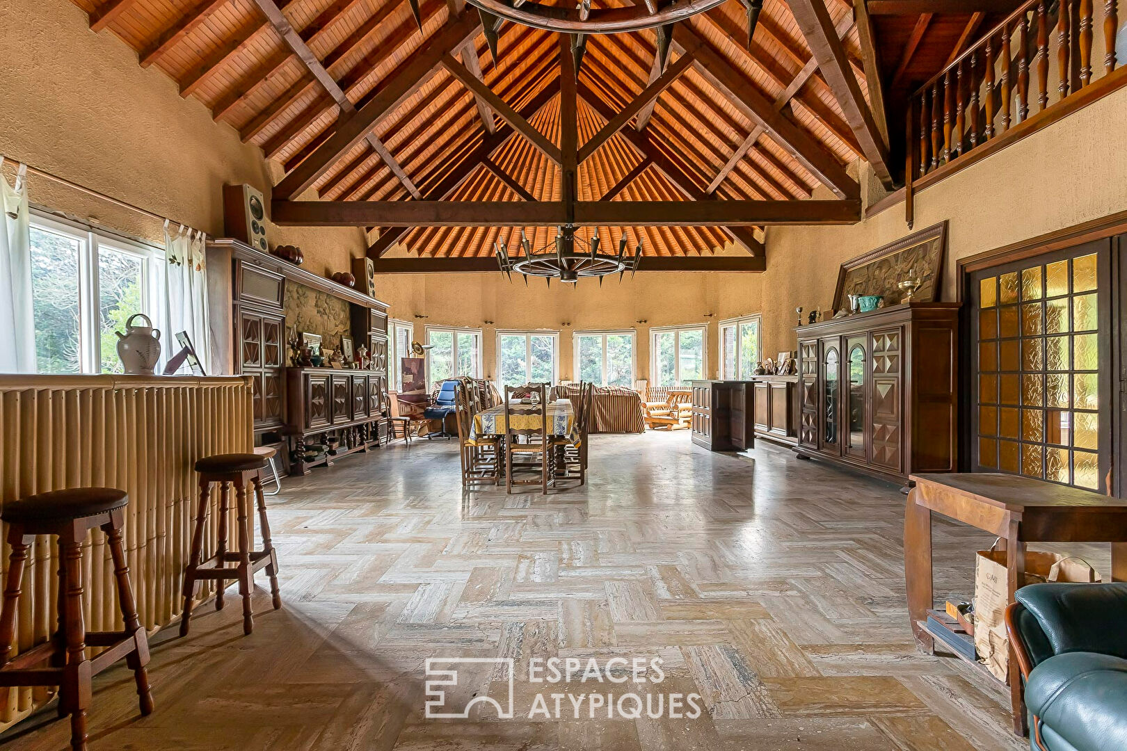 Maison hors norme de plain-pied avec jardin et piscine