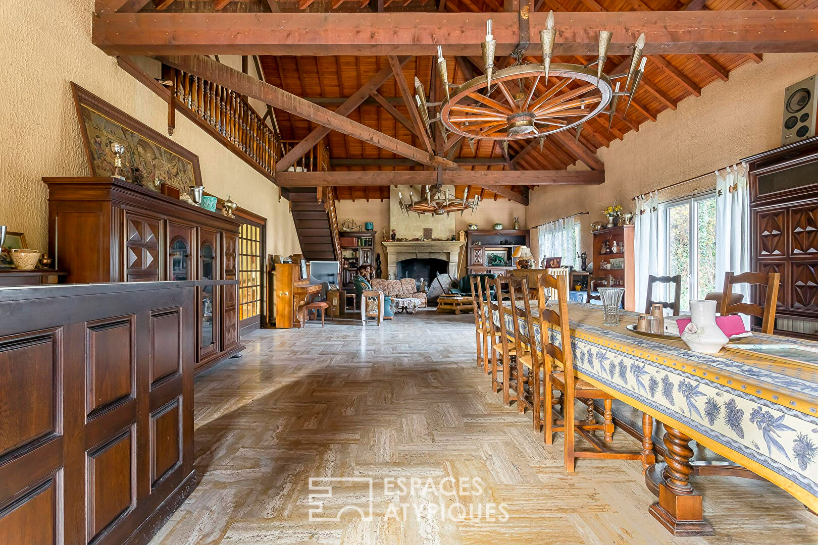 Maison hors norme de plain-pied avec jardin et piscine