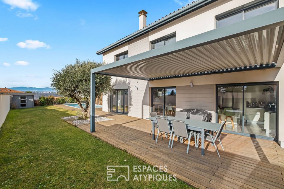 Maison moderne et familiale avec piscine et vue sur les Monts du Lyonnais à proximité du centre de Millery