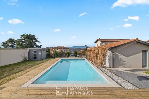 Maison moderne et familiale avec piscine et vue sur les Monts du Lyonnais à proximité du centre de Millery