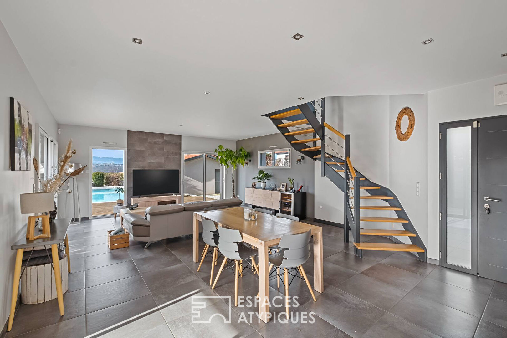 Maison moderne et familiale avec piscine et vue sur les Monts du Lyonnais à proximité du centre de Millery