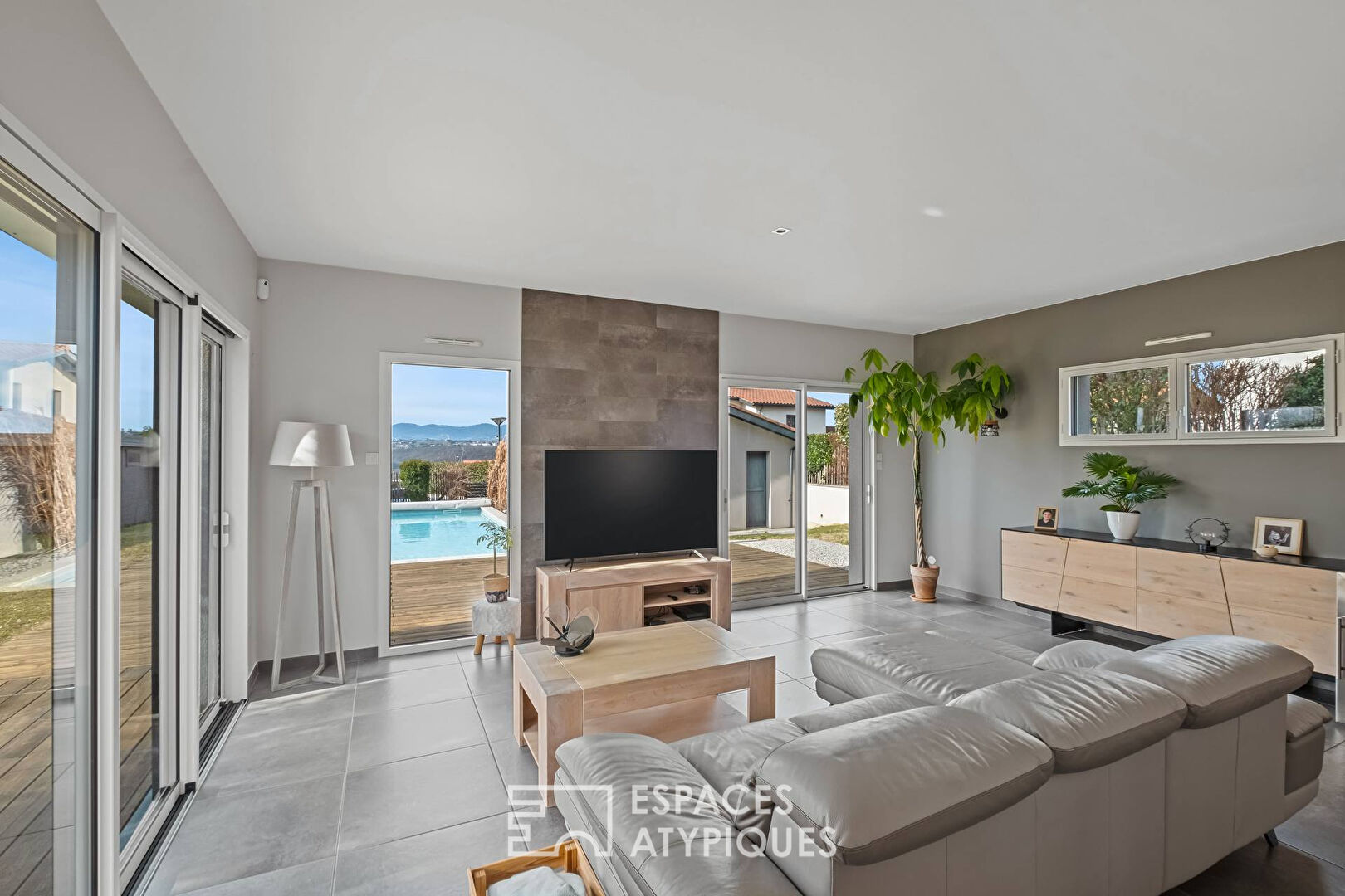 Maison moderne et familiale avec piscine et vue sur les Monts du Lyonnais à proximité du centre de Millery