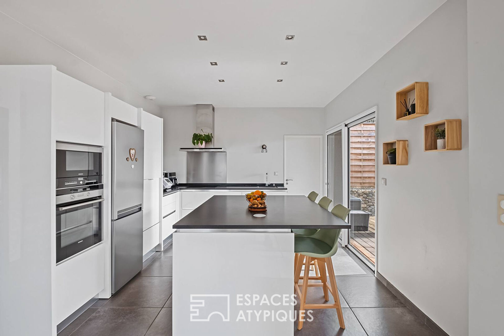 Maison moderne et familiale avec piscine et vue sur les Monts du Lyonnais à proximité du centre de Millery