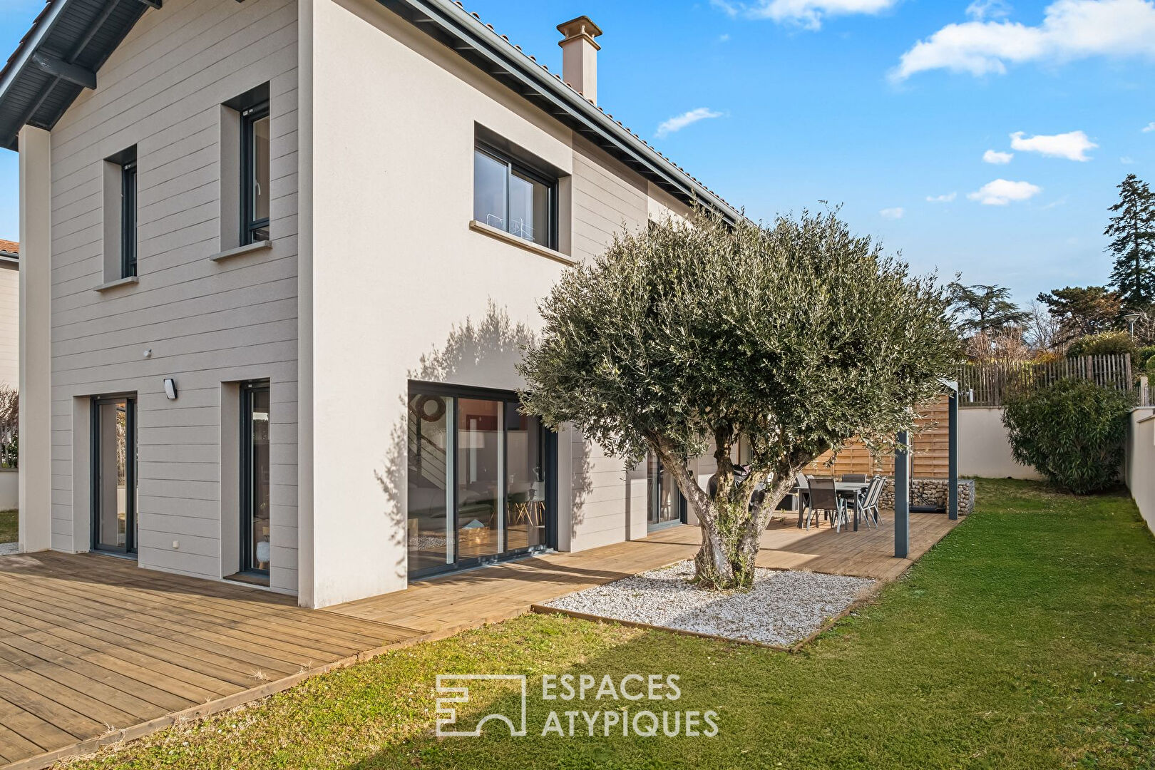 Maison moderne et familiale avec piscine et vue sur les Monts du Lyonnais à proximité du centre de Millery