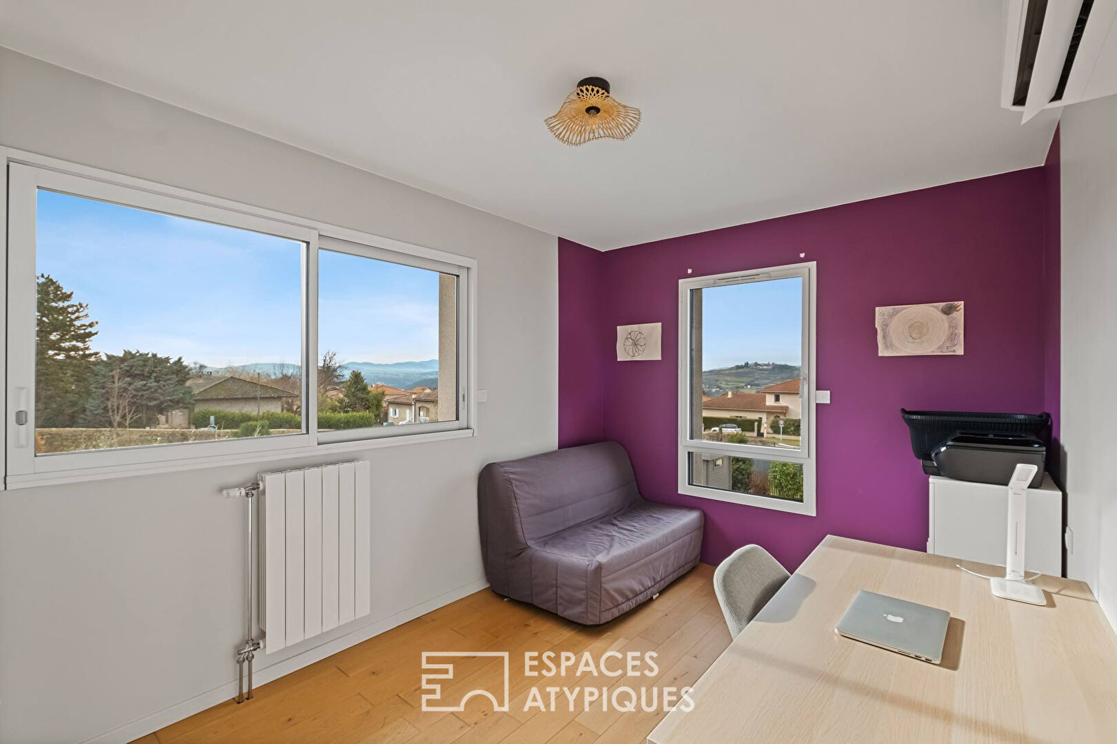 Maison moderne et familiale avec piscine et vue sur les Monts du Lyonnais à proximité du centre de Millery