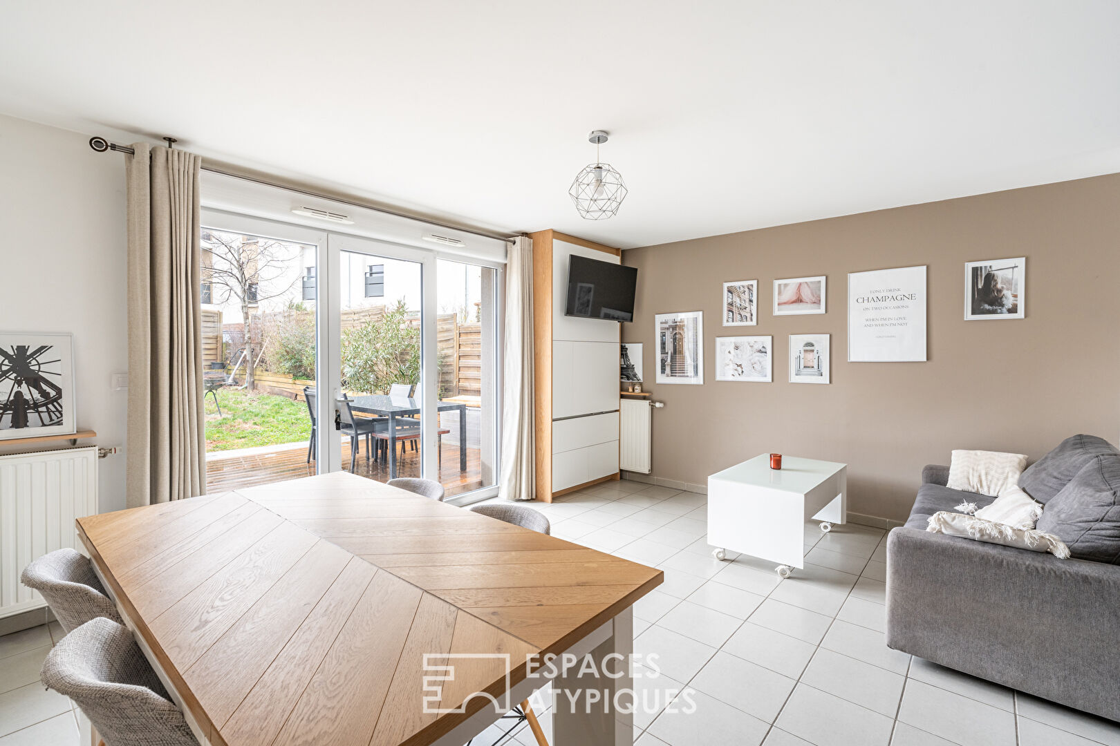 Contemporary duplex with intimate garden in Grézieu-la-Varenne