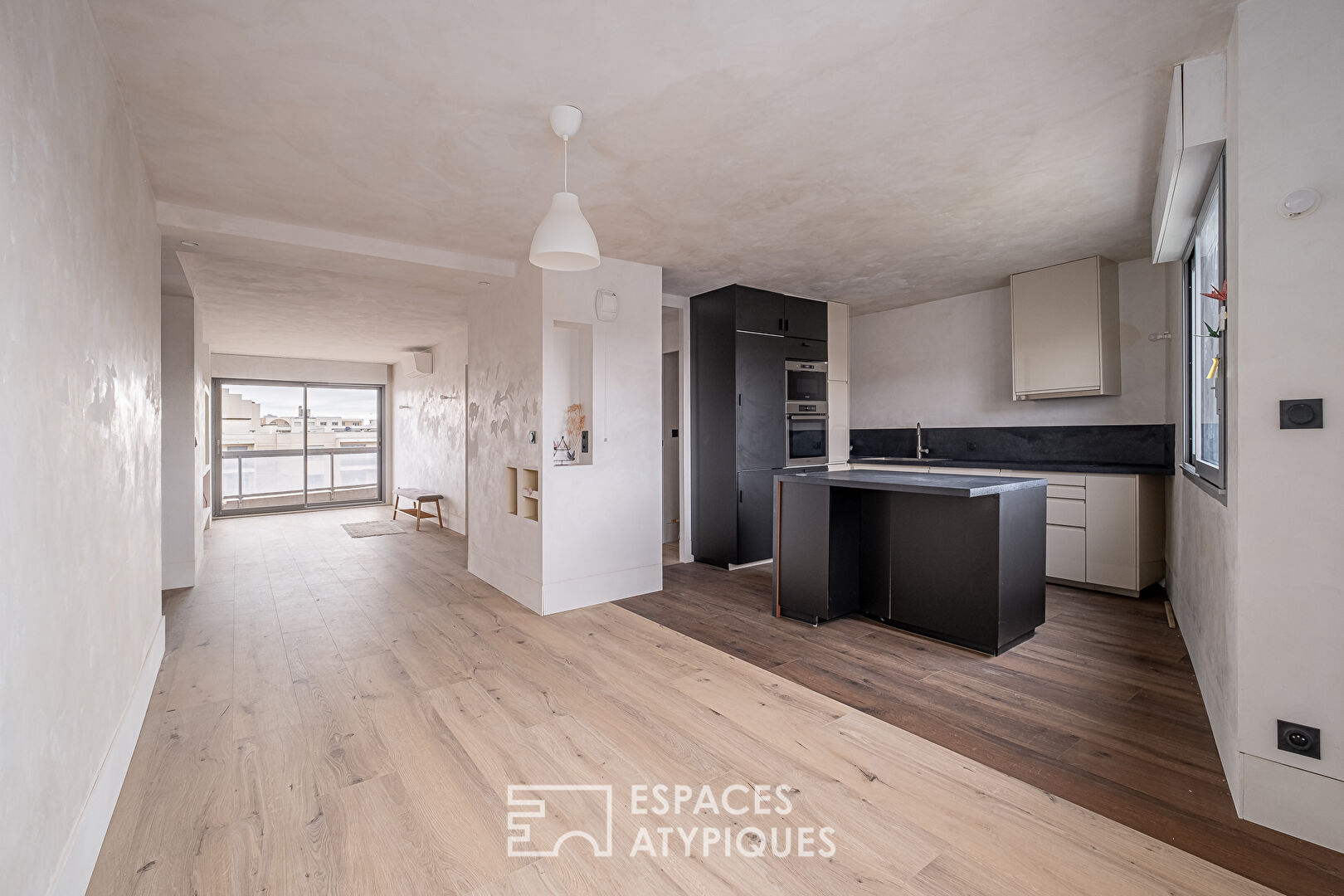 Appartement traversant avec balcon dans le 7ème