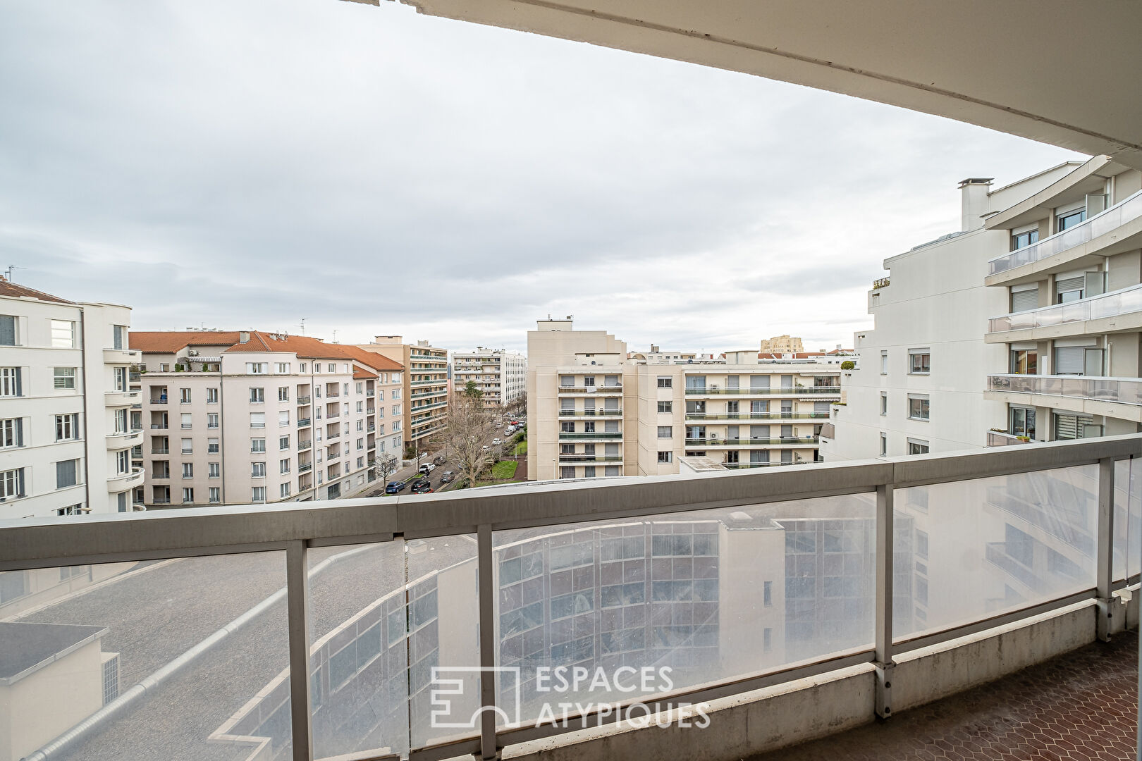 Appartement traversant avec balcon dans le 7ème