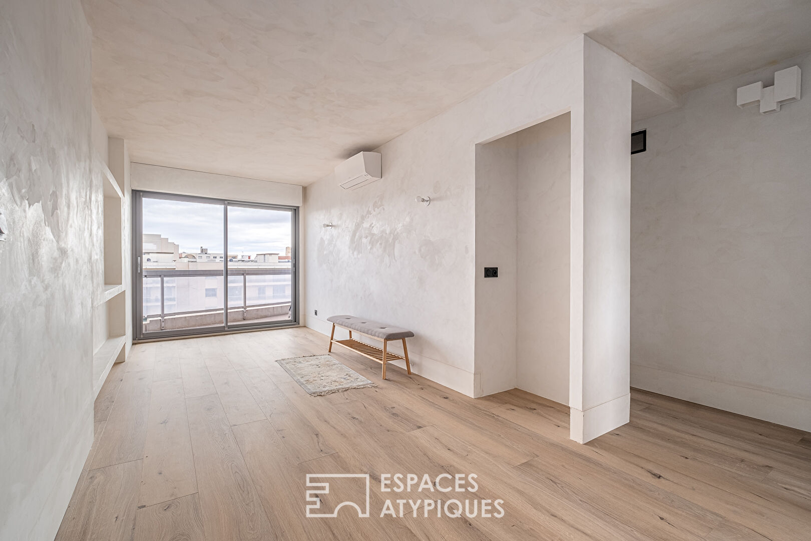 Appartement traversant avec balcon dans le 7ème