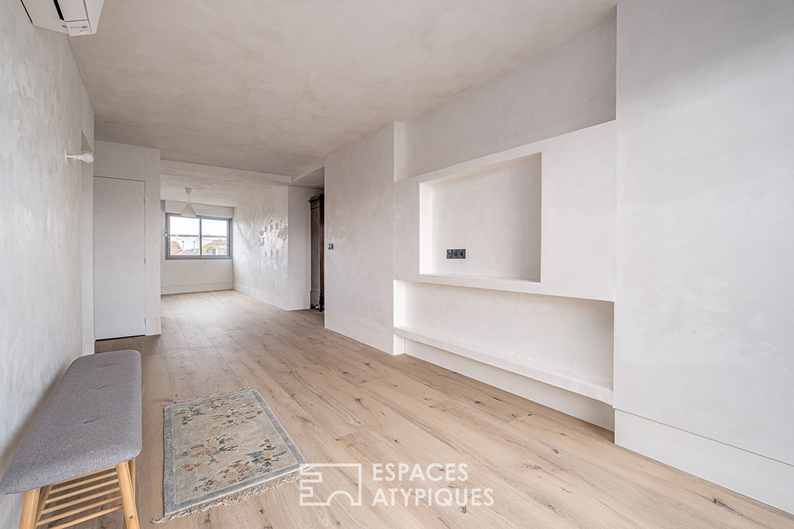 Appartement traversant avec balcon dans le 7ème