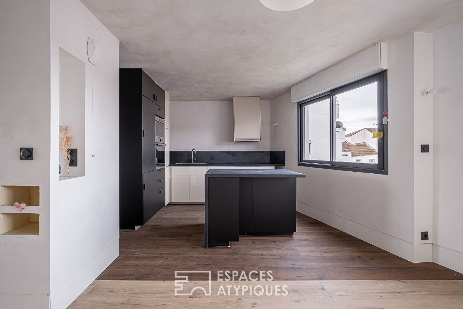 Appartement traversant avec balcon dans le 7ème