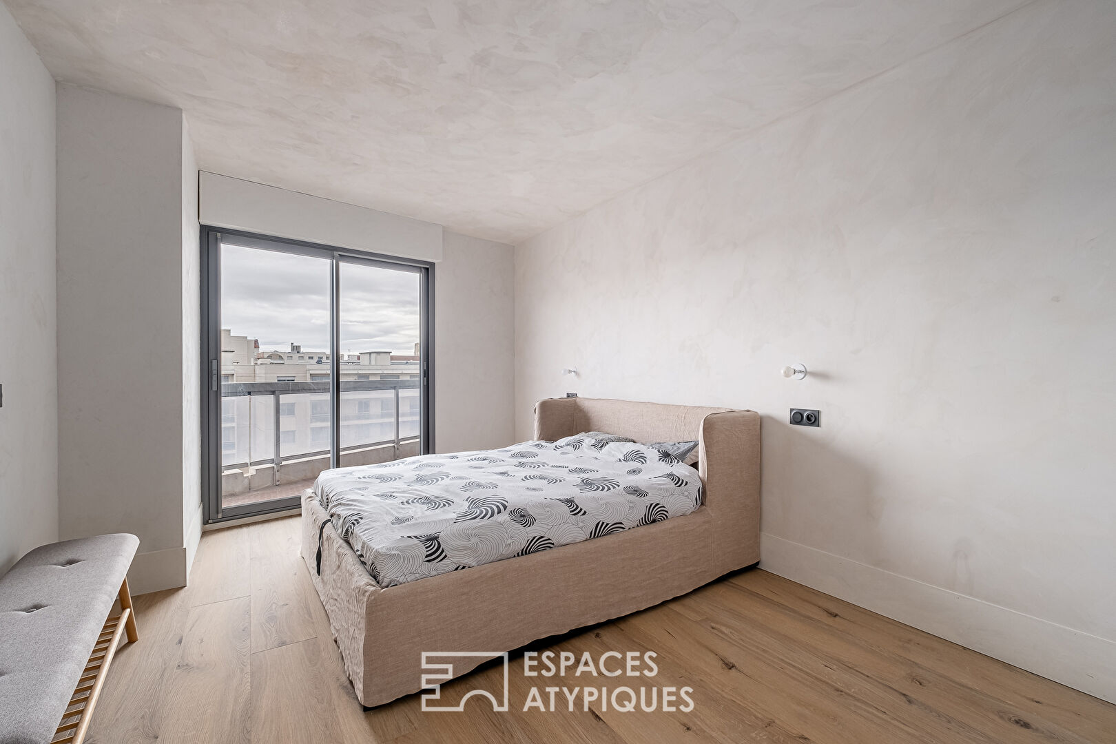 Appartement traversant avec balcon dans le 7ème