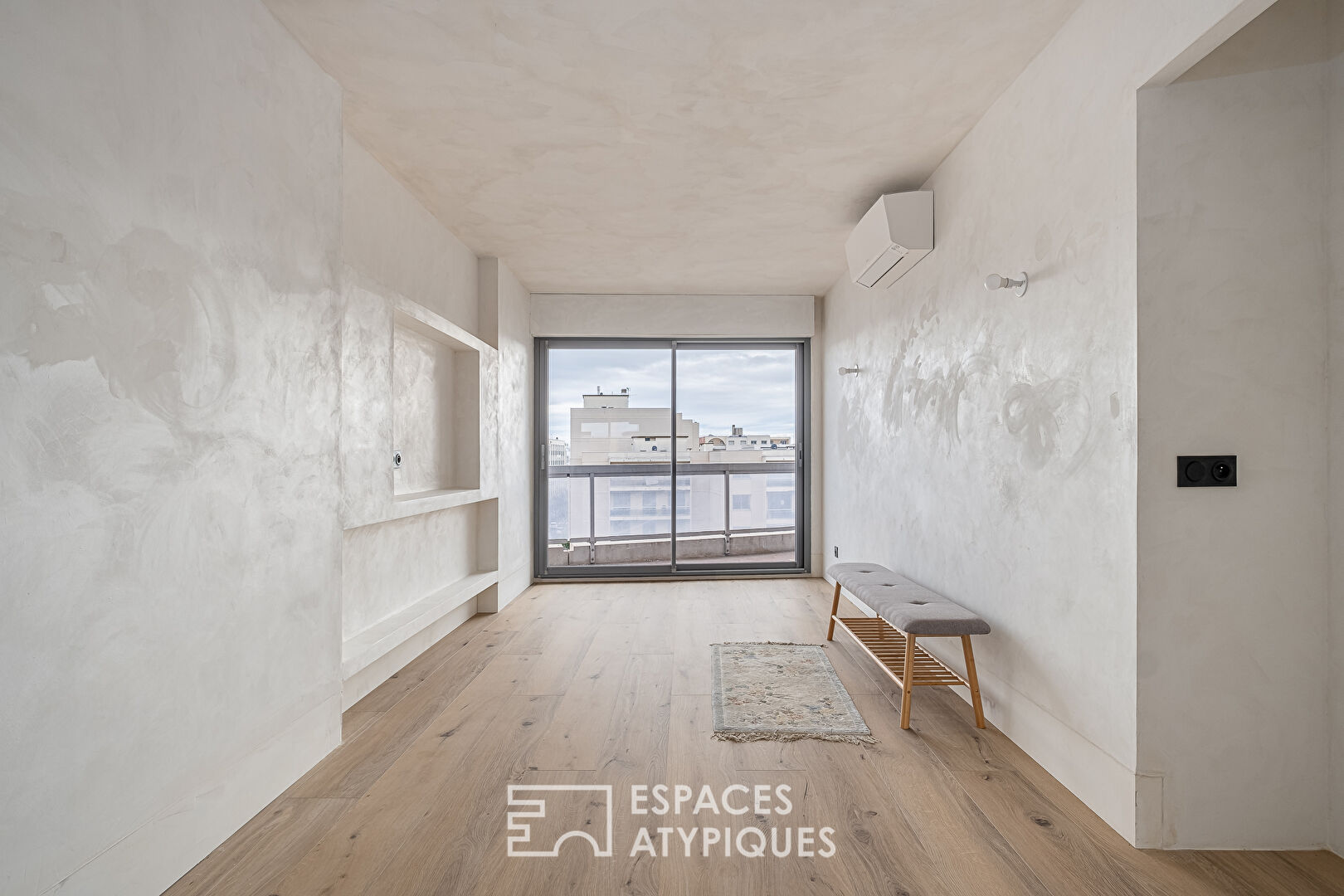 Appartement traversant avec balcon dans le 7ème