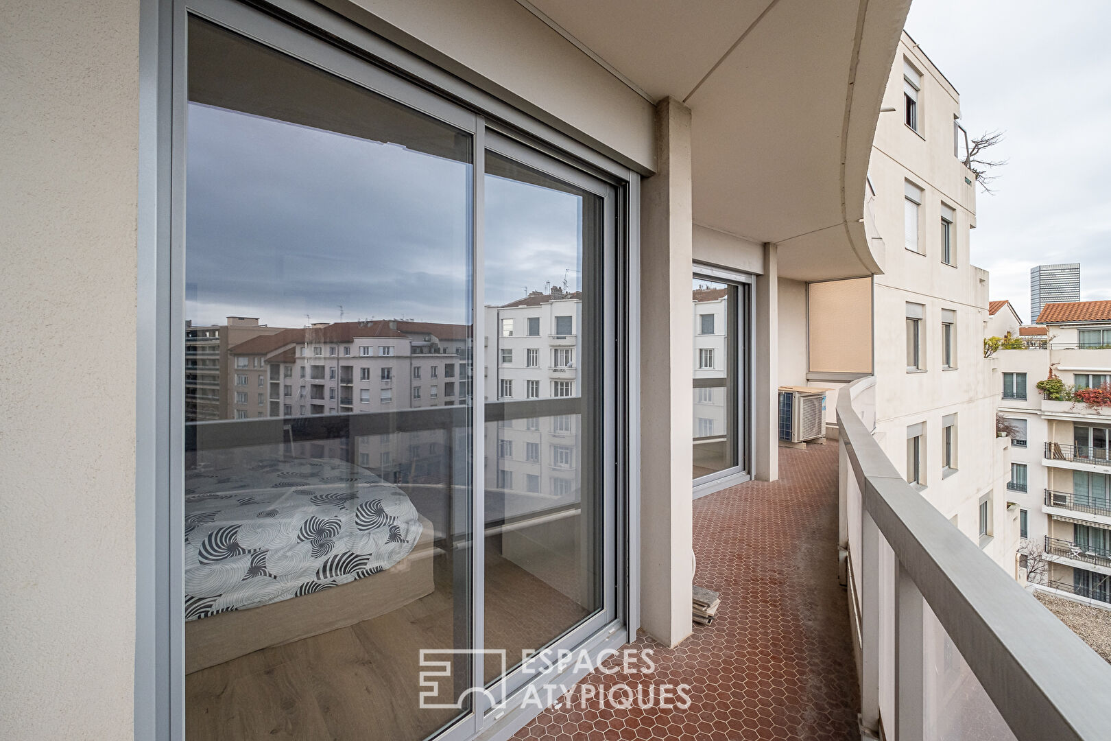 Appartement traversant avec balcon dans le 7ème