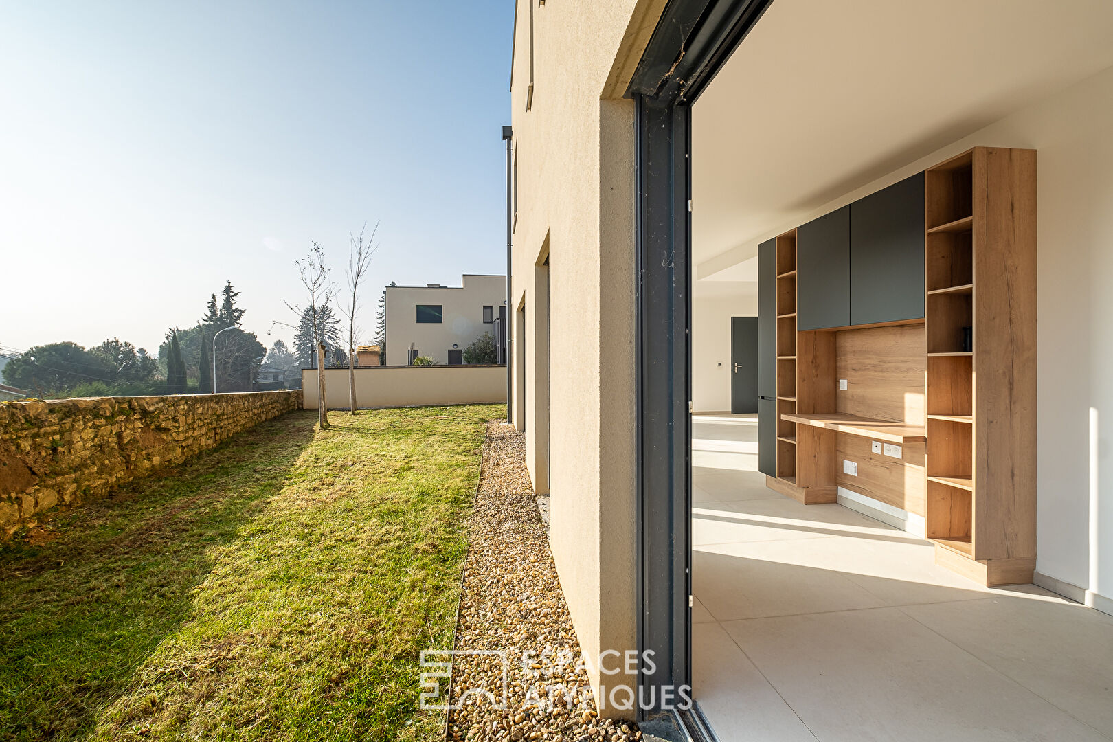 Duplex contemporain avec jardin