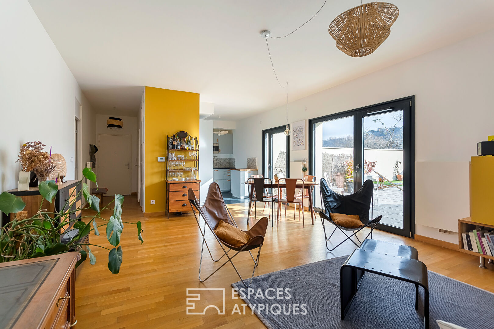 Appartement contemporain avec terrasse et vue dégagée