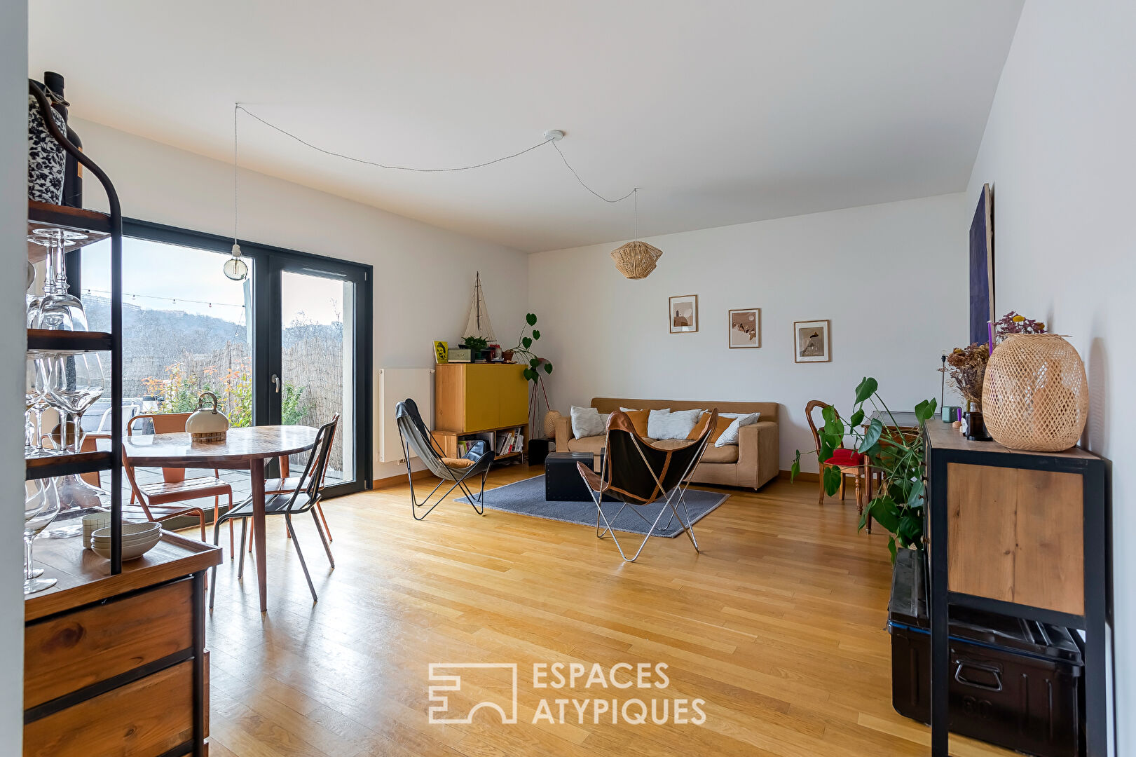 Appartement contemporain avec terrasse et vue dégagée