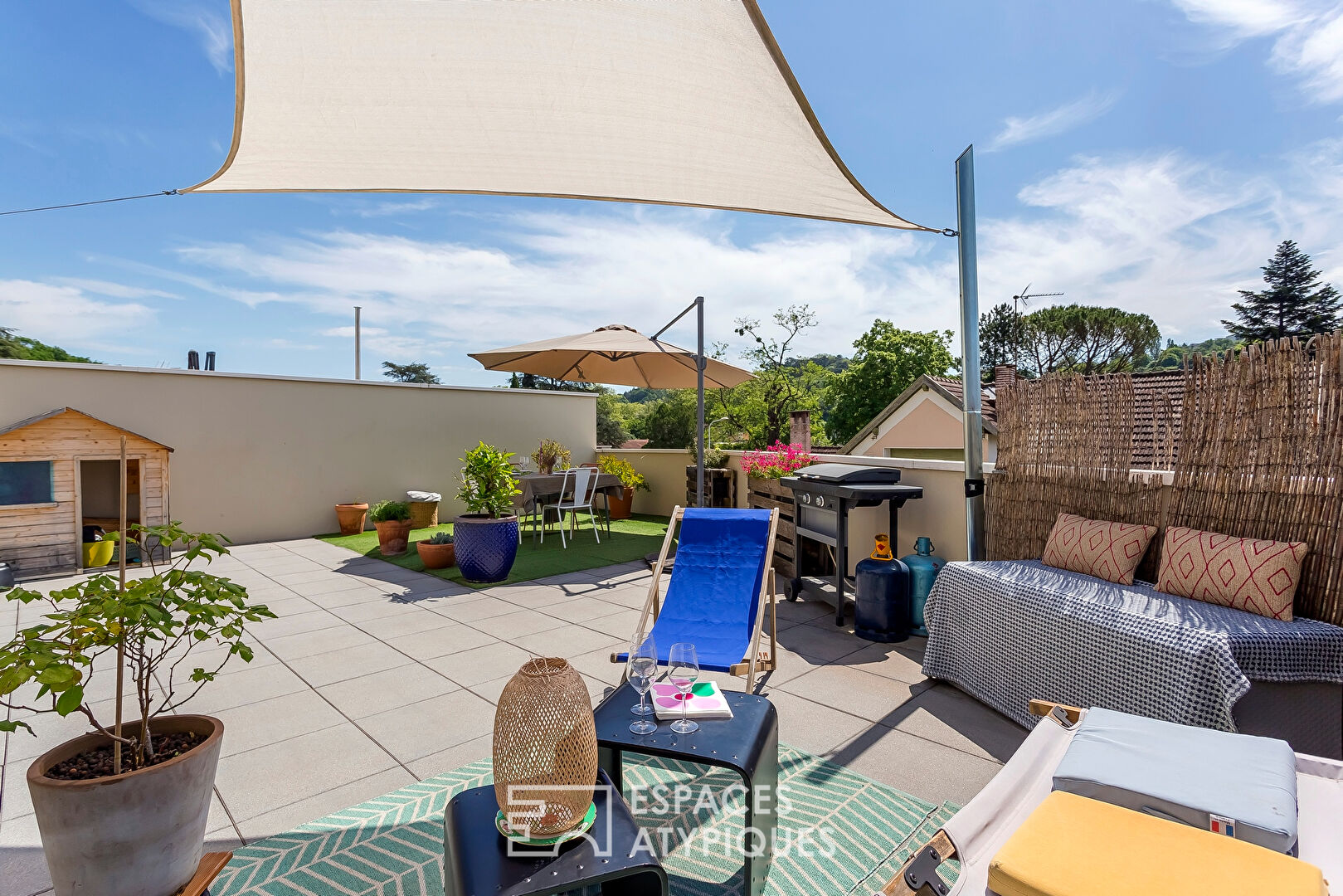 Appartement contemporain avec terrasse et vue dégagée