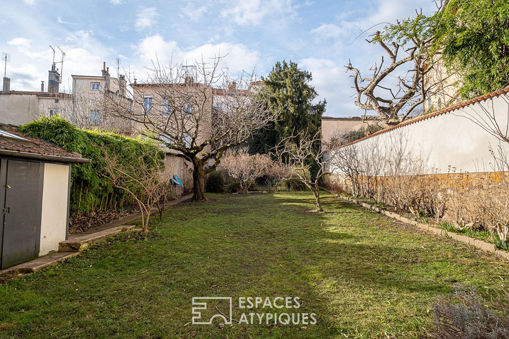 Renovated old apartment with garden in the heart of Saint-Just