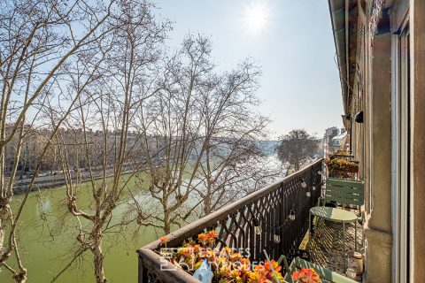 Bourgeois with view, balcony and elevator Quai Fulchiron