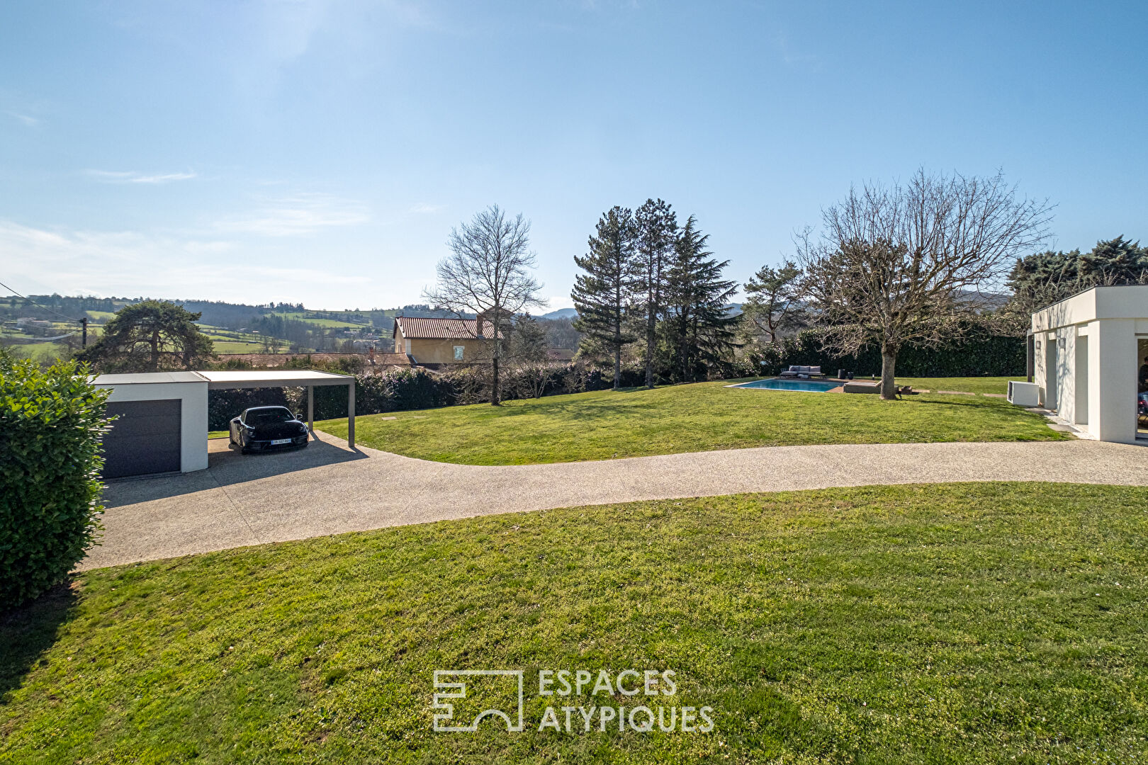 Maison d’architecte avec vue dans un environnement bucolique