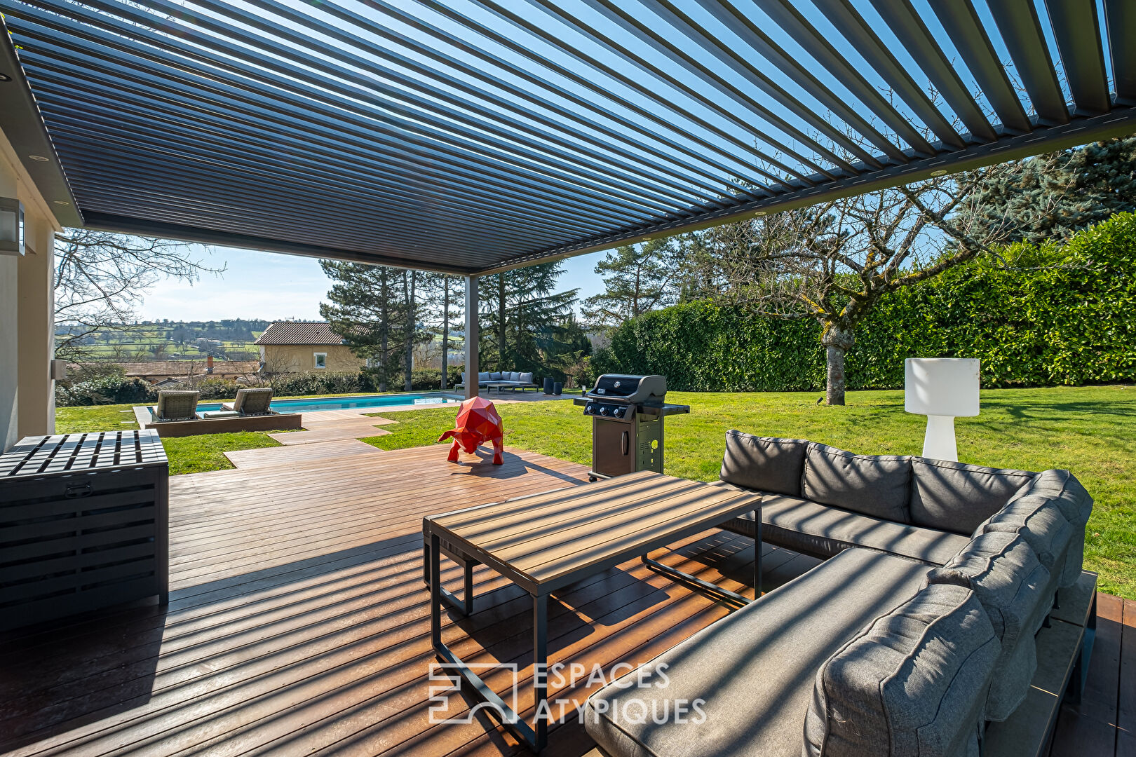 Maison d’architecte avec vue dans un environnement bucolique