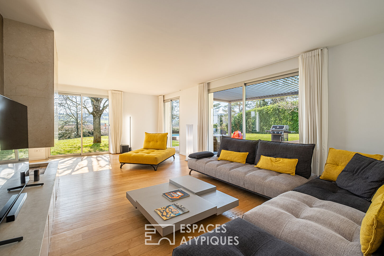 Maison d’architecte avec vue dans un environnement bucolique