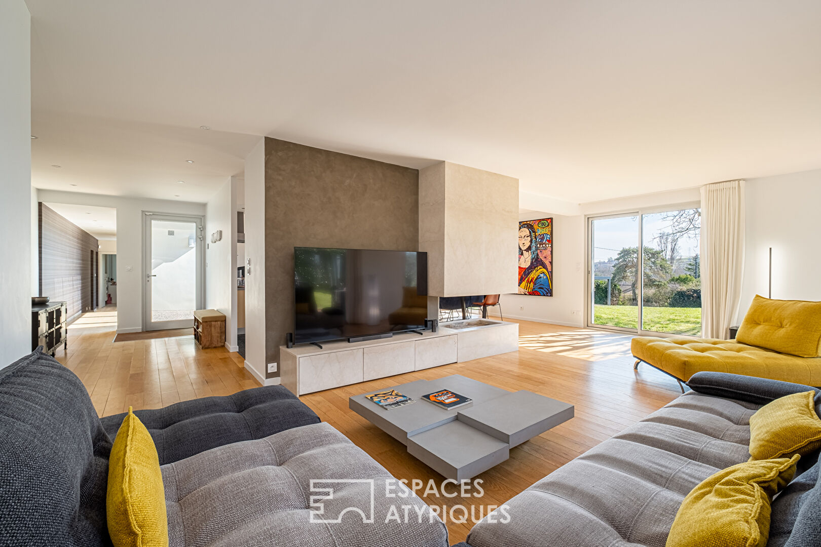 Maison d’architecte avec vue dans un environnement bucolique