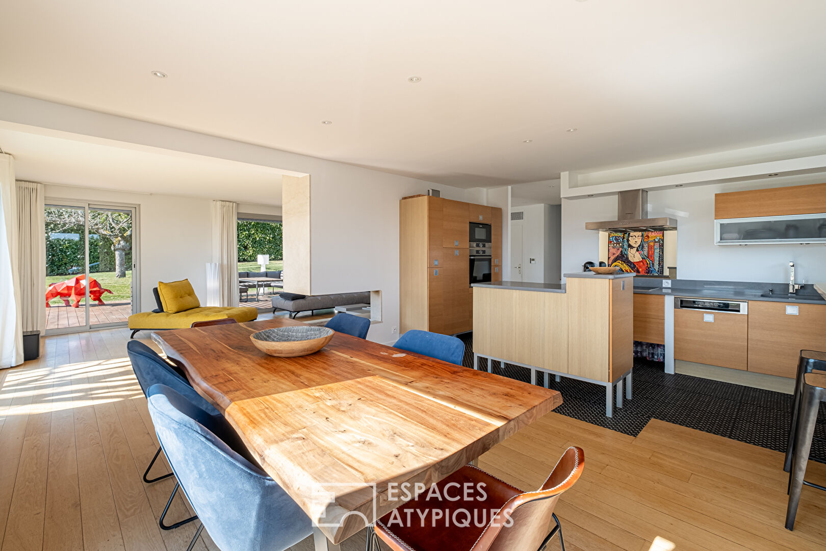 Maison d’architecte avec vue dans un environnement bucolique