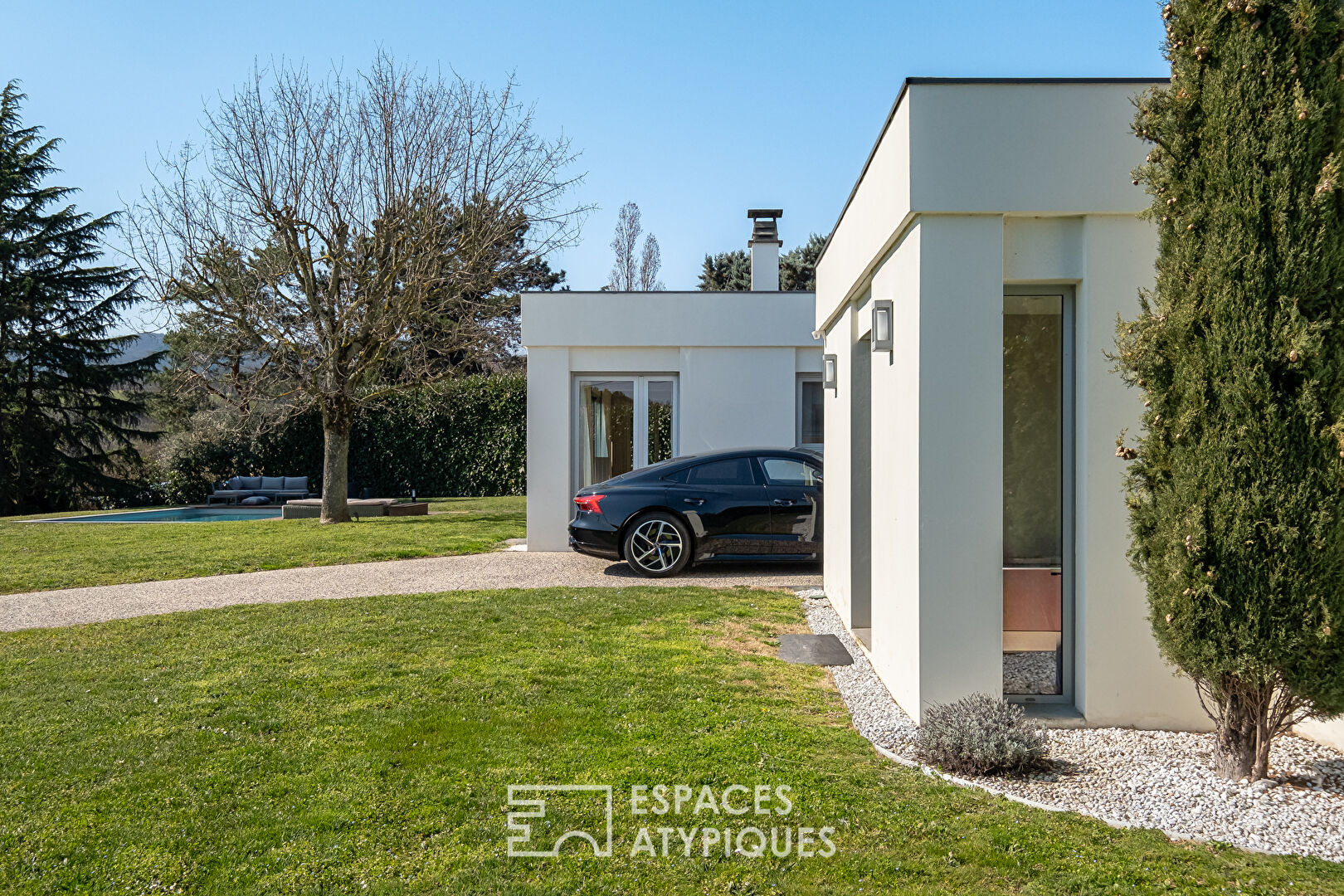 Maison d’architecte avec vue dans un environnement bucolique