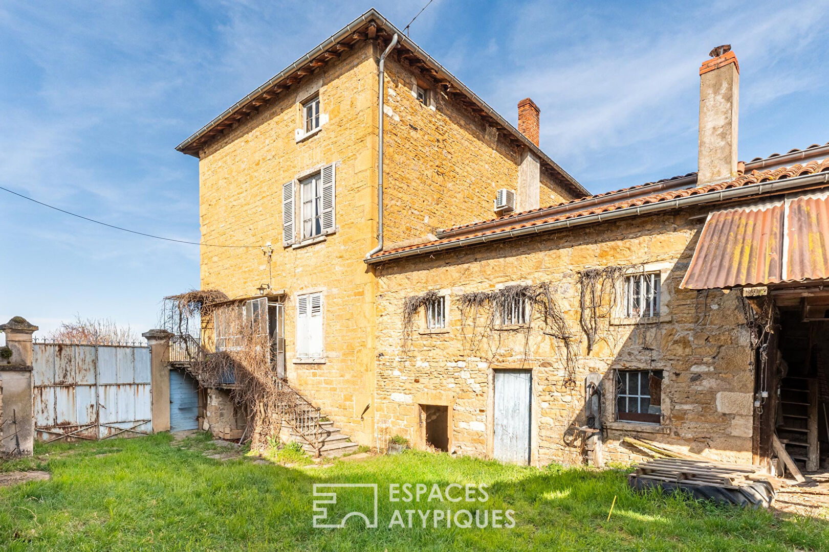 Maison de caractère en pierres dorées à rénover avec jardin et terrain piscinable à Lissieu