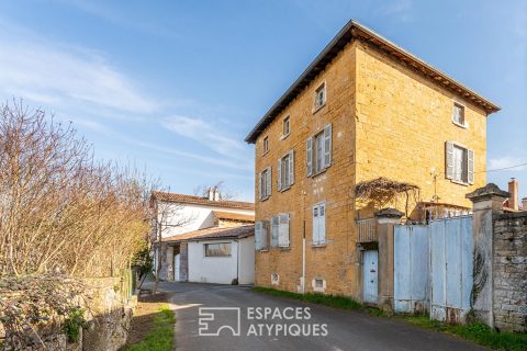 Maison de caractère en pierres dorées à rénover avec jardin et terrain piscinable à Lissieu