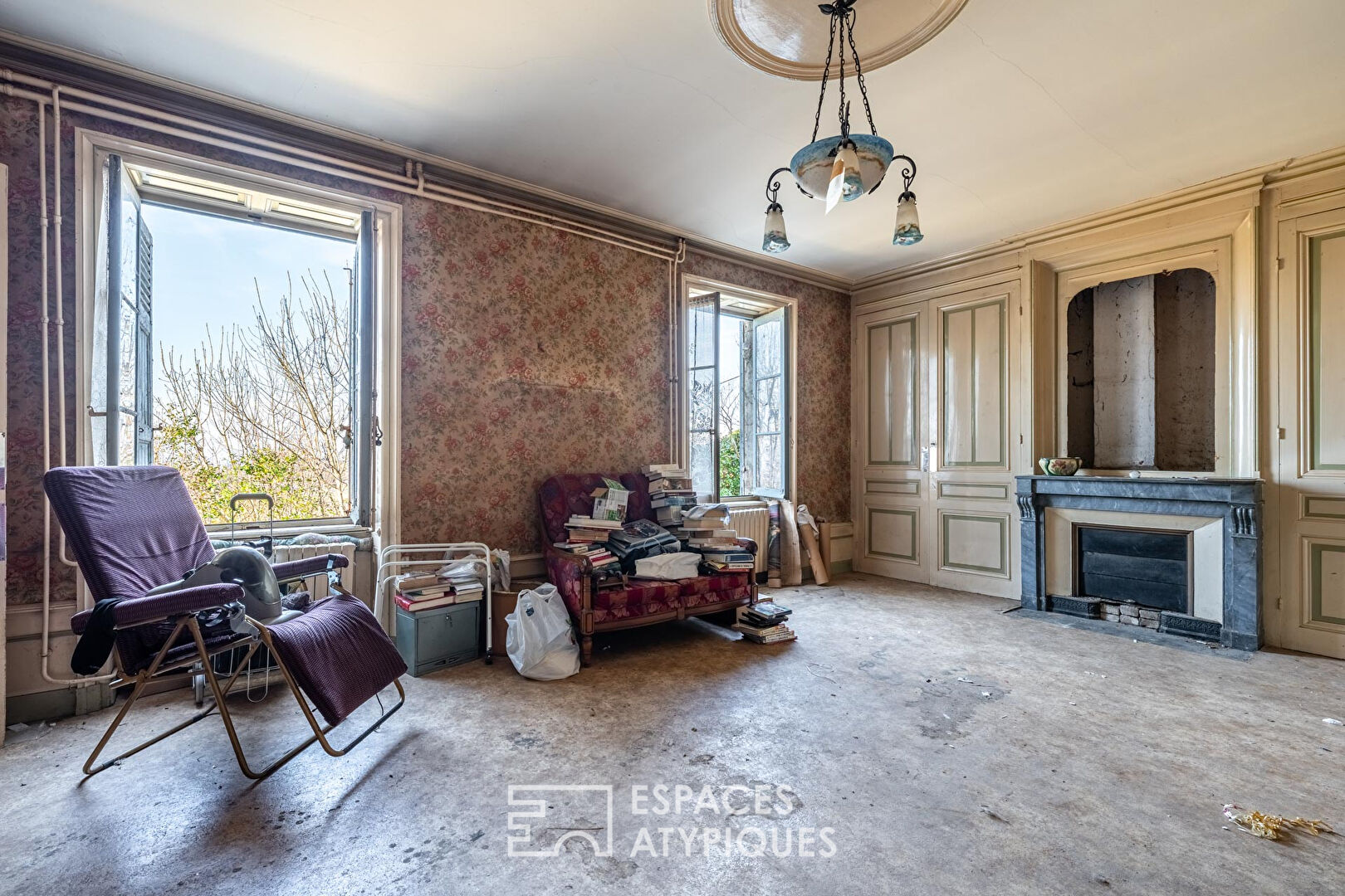 Maison de caractère en pierres dorées à rénover avec jardin et terrain piscinable à Lissieu