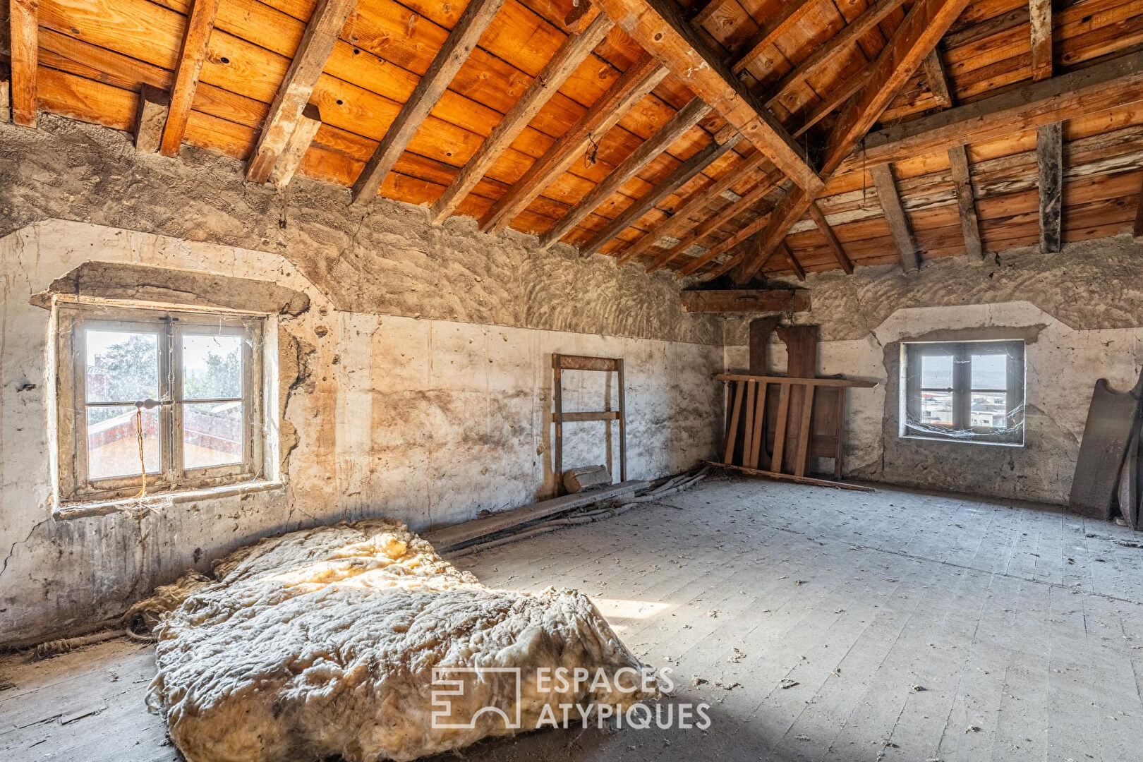 Maison de caractère en pierres dorées à rénover avec jardin et terrain piscinable à Lissieu