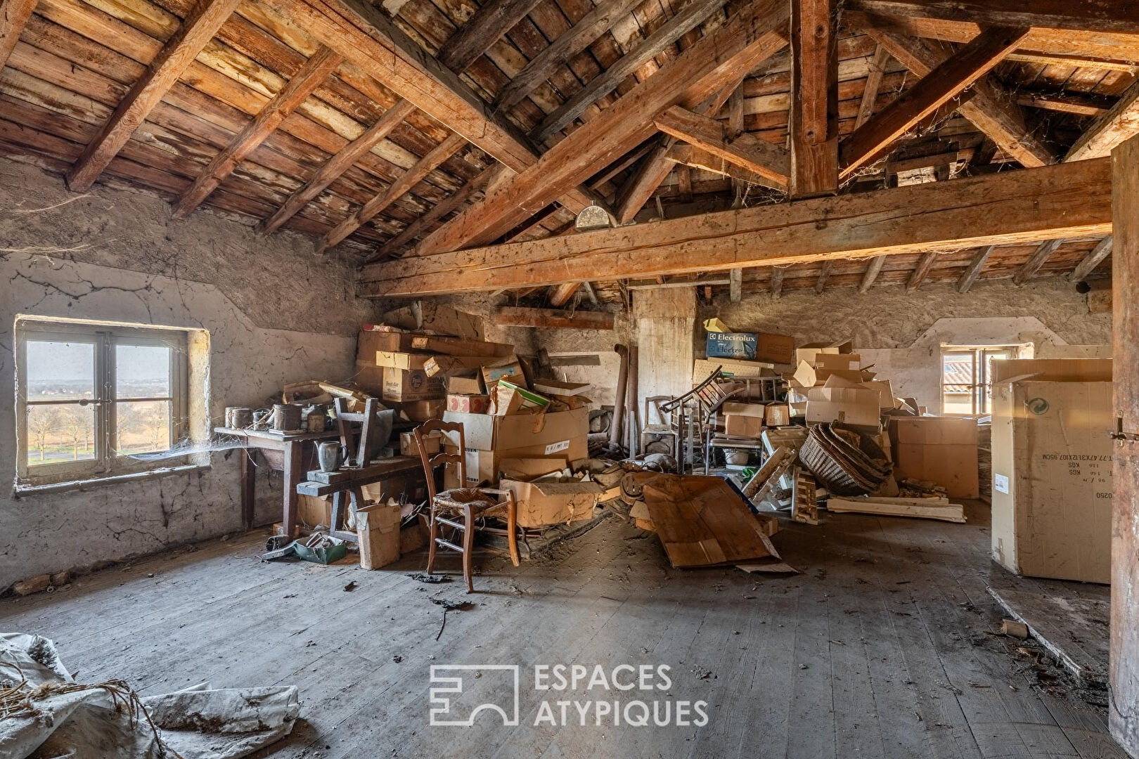 Maison de caractère en pierres dorées à rénover avec jardin et terrain piscinable à Lissieu