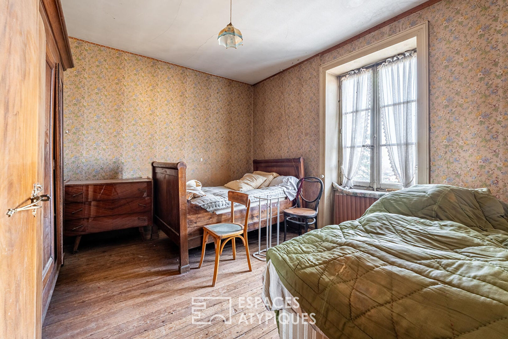 Maison de caractère en pierres dorées à rénover avec jardin et terrain piscinable à Lissieu