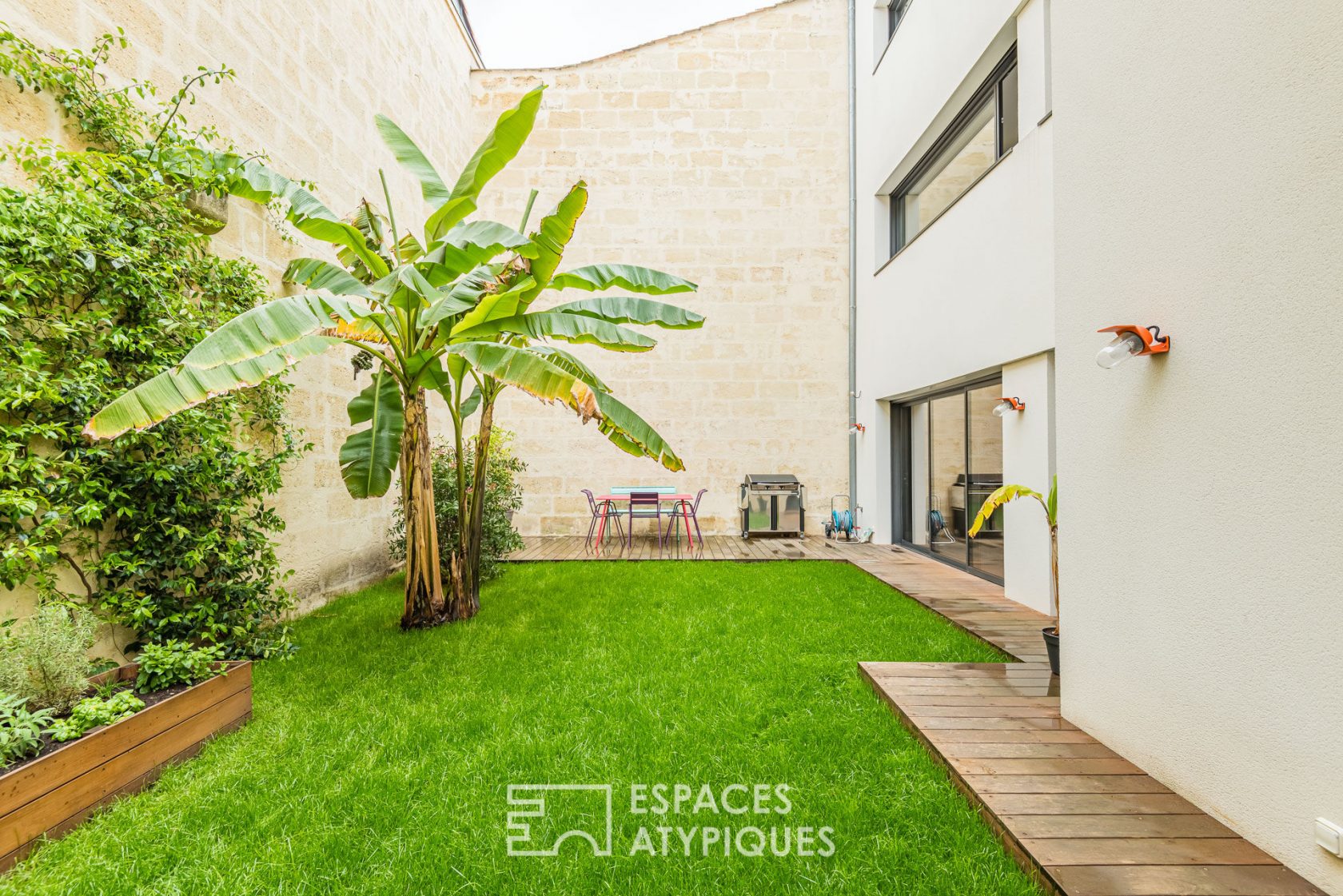 The contemporary triplex with garden in Chartrons