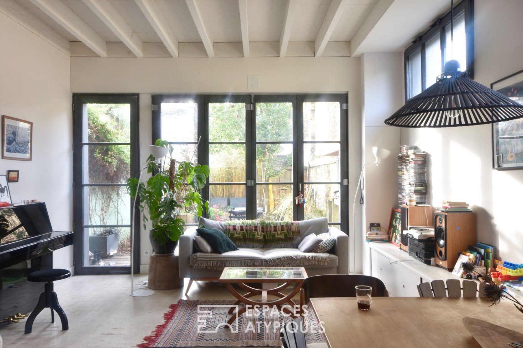 Former workshop converted into a loft with garden in the Judaïque district