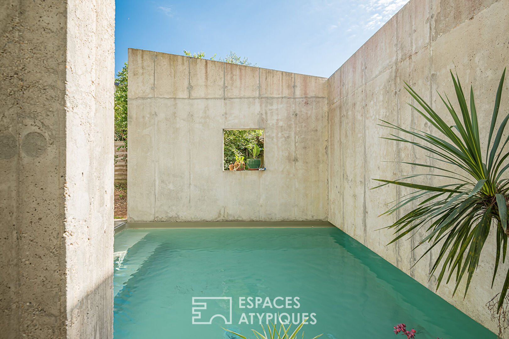Brutalist House with Swimming Pool in Caudéran