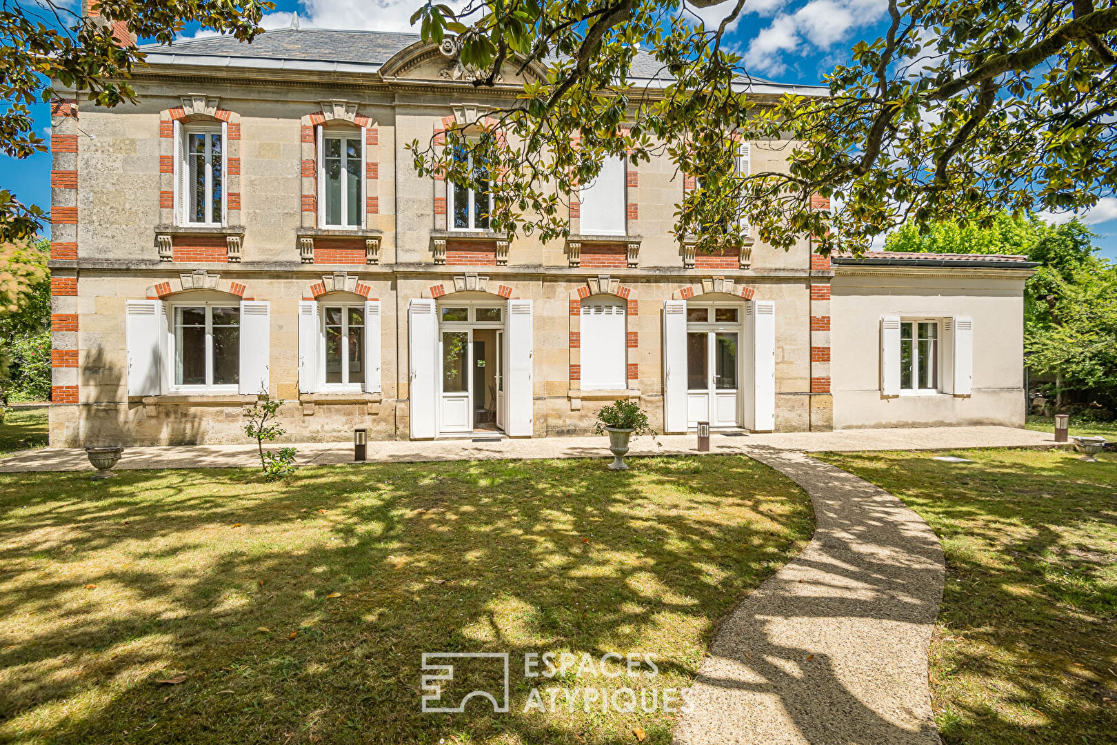 Majestic stone mansion with garden in Caudéran
