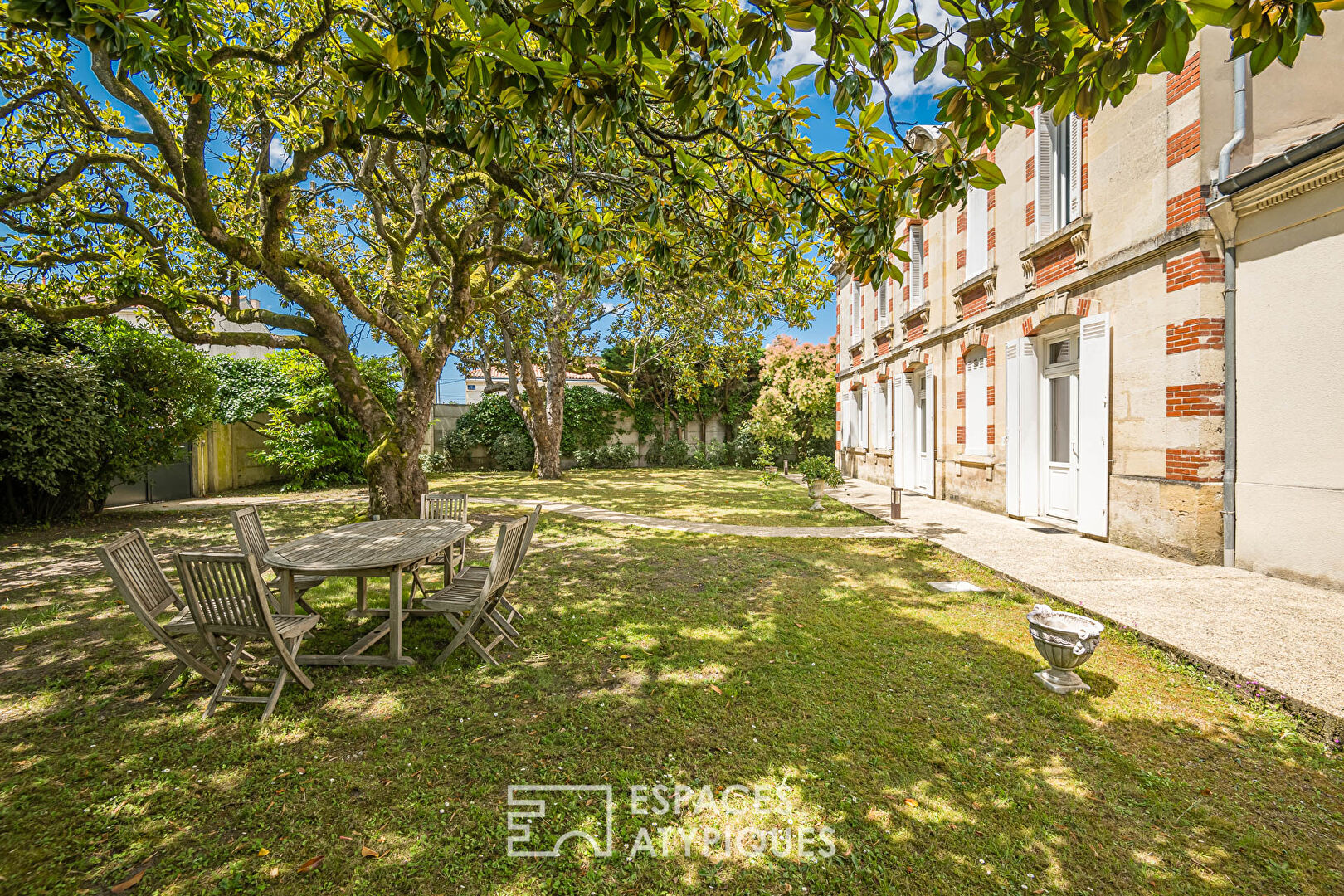 Majestic stone mansion with garden in Caudéran