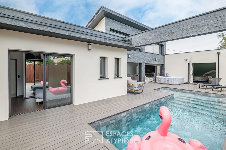 Villa contemporaine d'architecte de plain pied avec piscine et garage