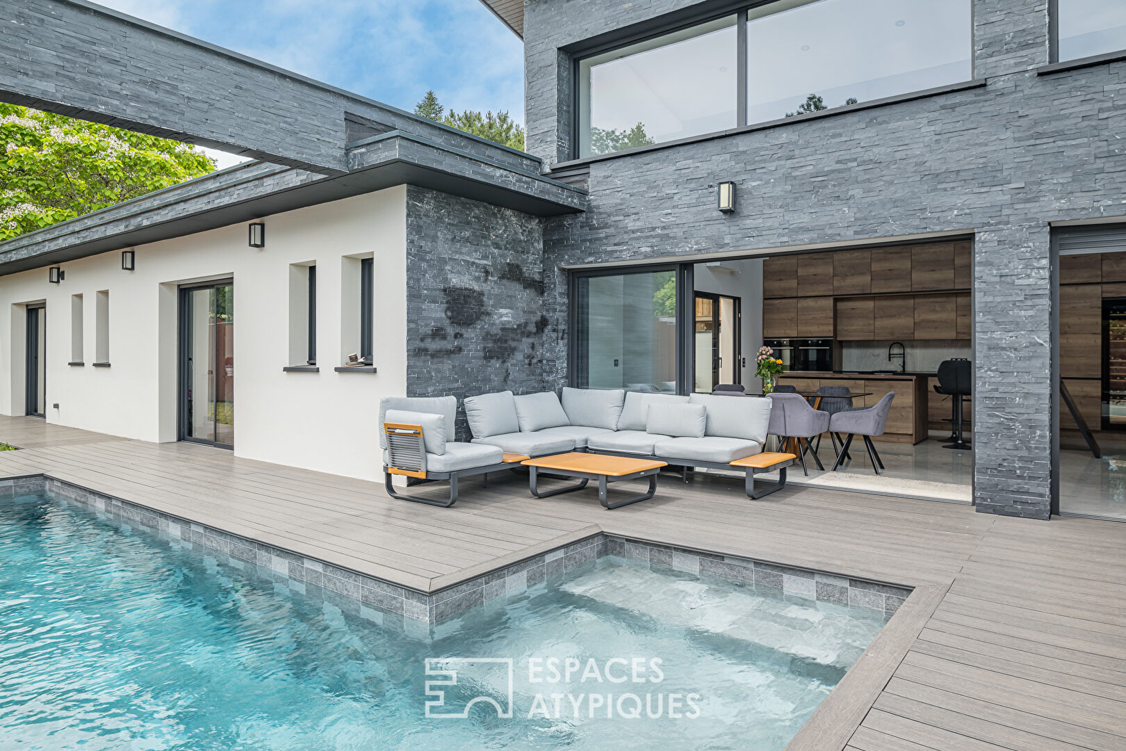 Villa contemporaine d’architecte de plain pied avec piscine et garage