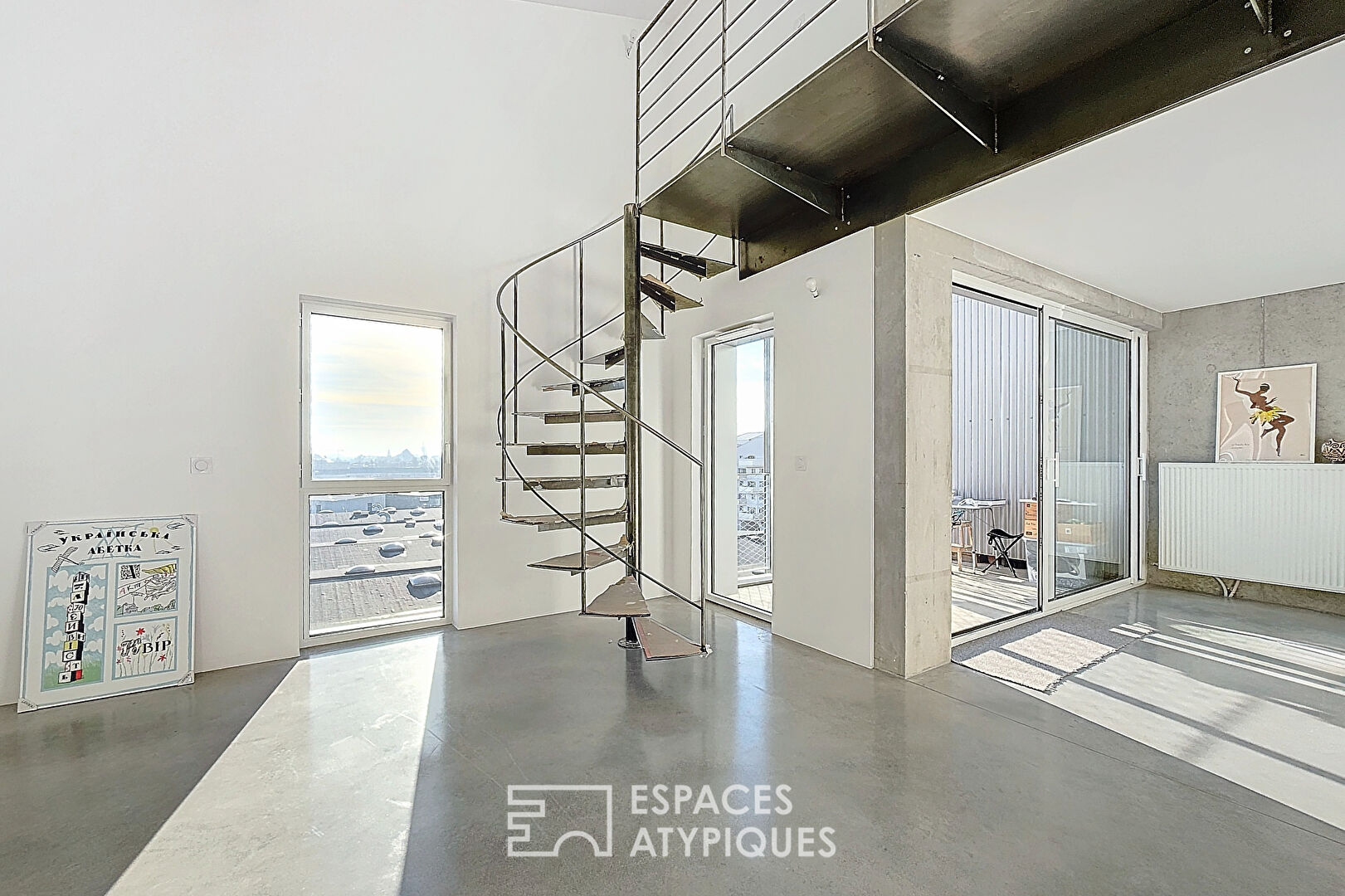 Loft-style apartment with terrace and parking